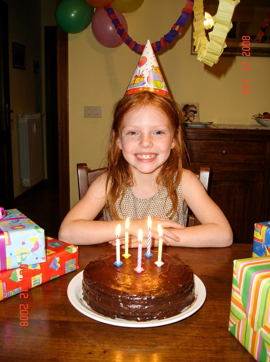 Myra bambina durante il suo compleanno